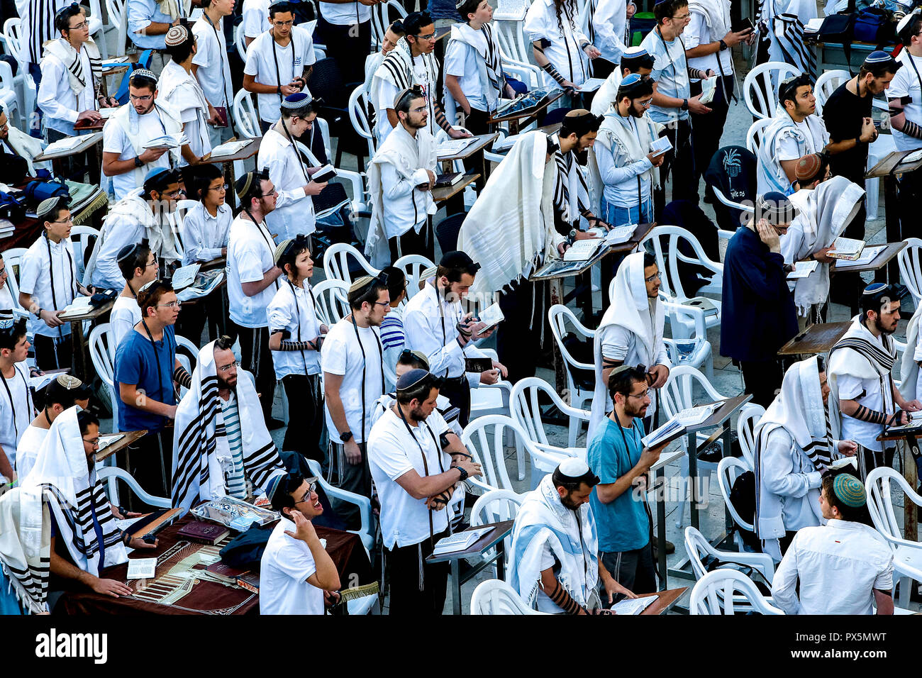 La preghiera di gruppo presso il Muro Occidentale di Gerusalemme, Israele. Foto Stock