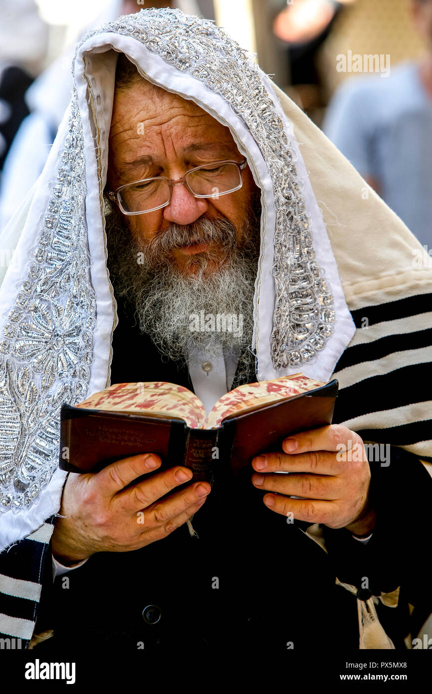 Ebreo lettura presso il Muro Occidentale di Gerusalemme, Israele. Foto Stock