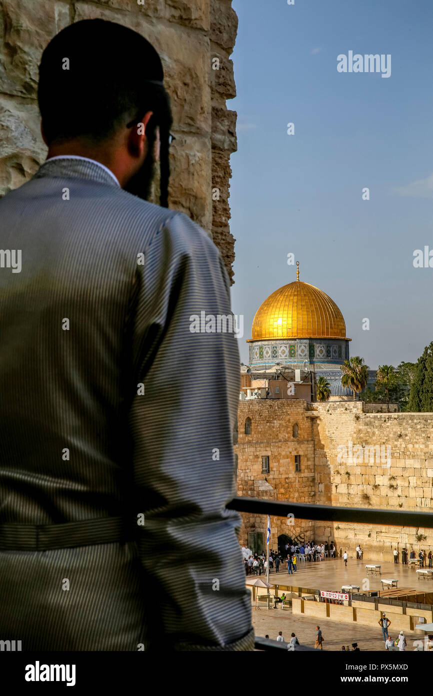 Ebreo ortodosso guardando il Muro Occidentale e la Cupola della roccia di Gerusalemme. Israele. Foto Stock