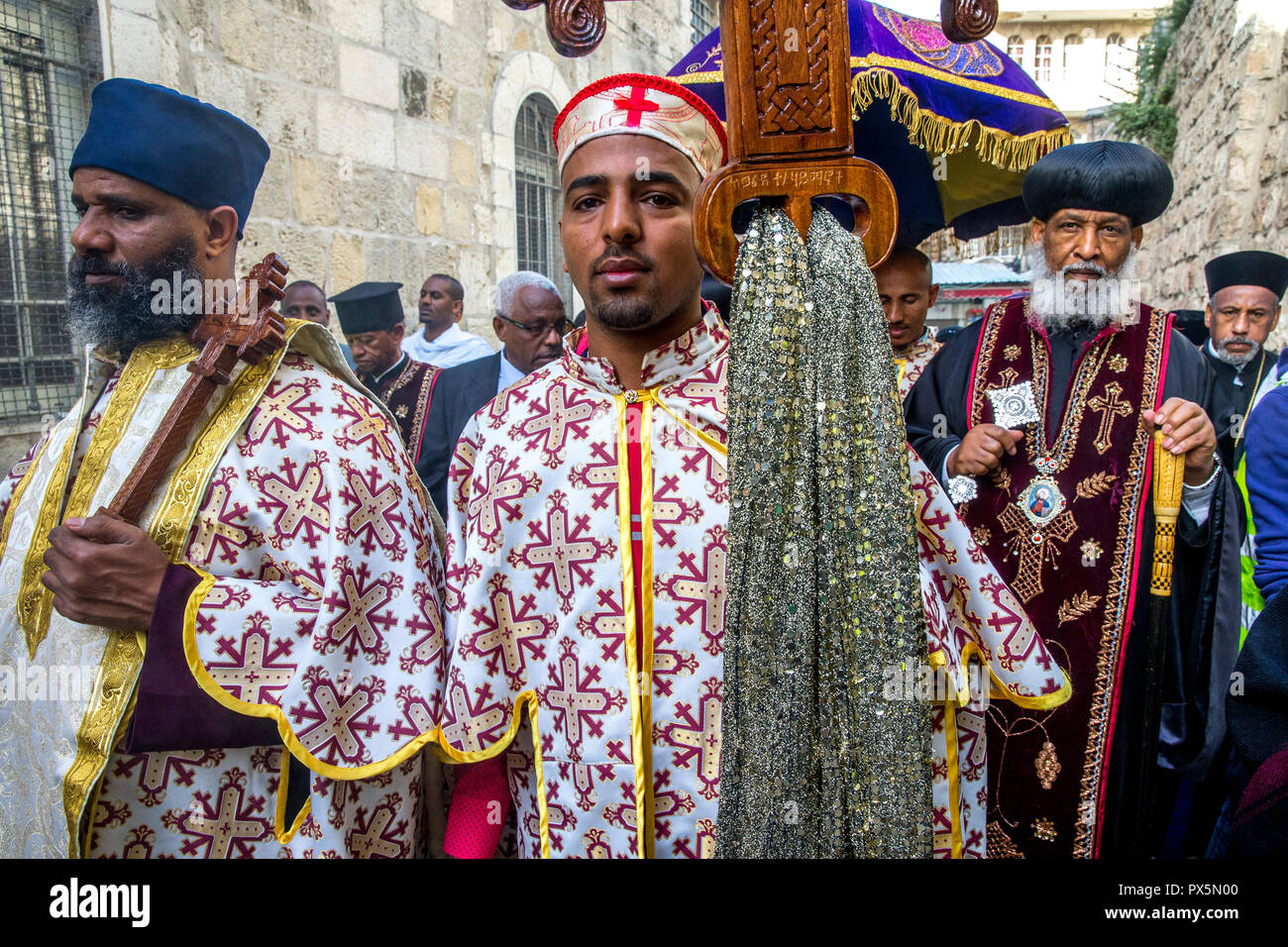 Venerdì Santo copto cristiano etiope processione sulla Via Dolorosa, a Gerusalemme, Israele. Foto Stock