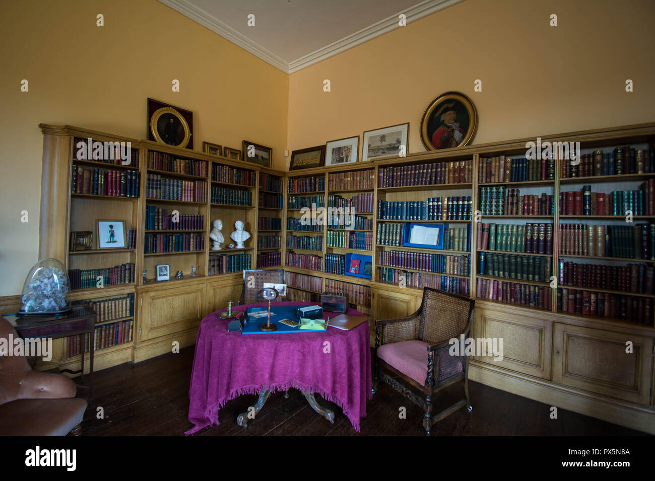 La biblioteca in Abbazia di Delafre con molti libri immagini anche tavolo e sedie casa storica con pavimento in quercia libro vecchio stile famosa battaglia di Northampton Foto Stock