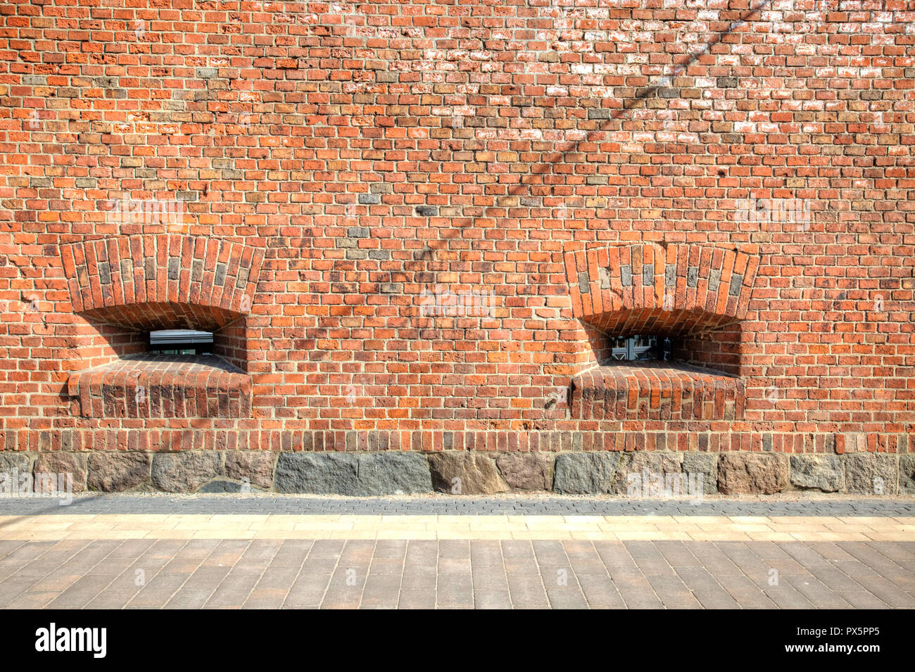 Cannoniere il muro di fortificazione della Torre Dona nella città di Kaliningrad Foto Stock