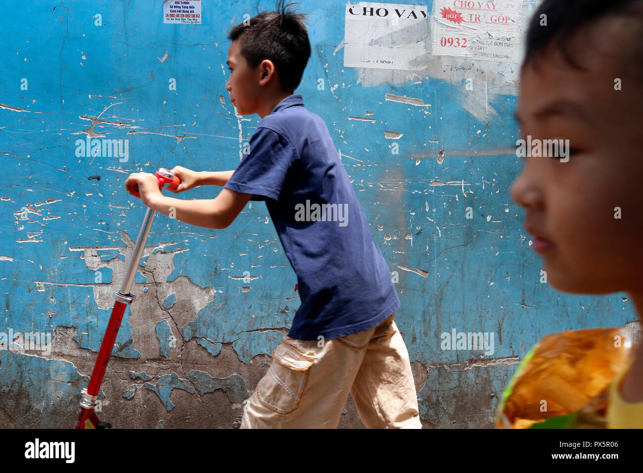 Due ragazzi giocare in strada. Ho Chi Minh City. Il Vietnam. Foto Stock