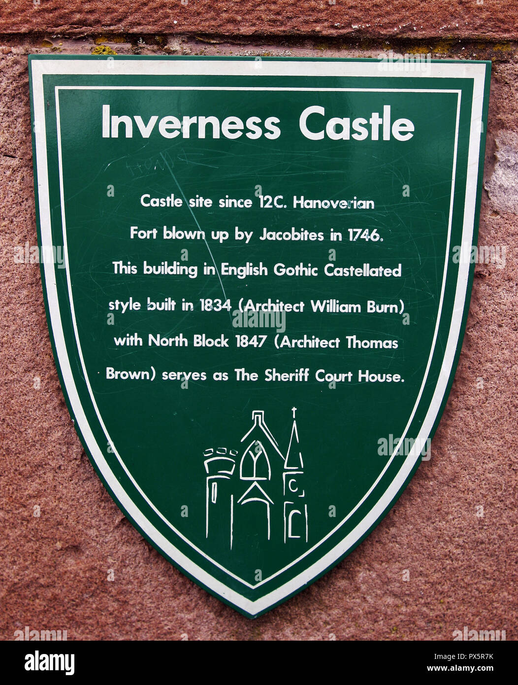 Una lapide situata vicino a Inverness Castle fornisce un breve resoconto della sua storia e dettagli architettonici, a Inverness, Scotland Foto Stock