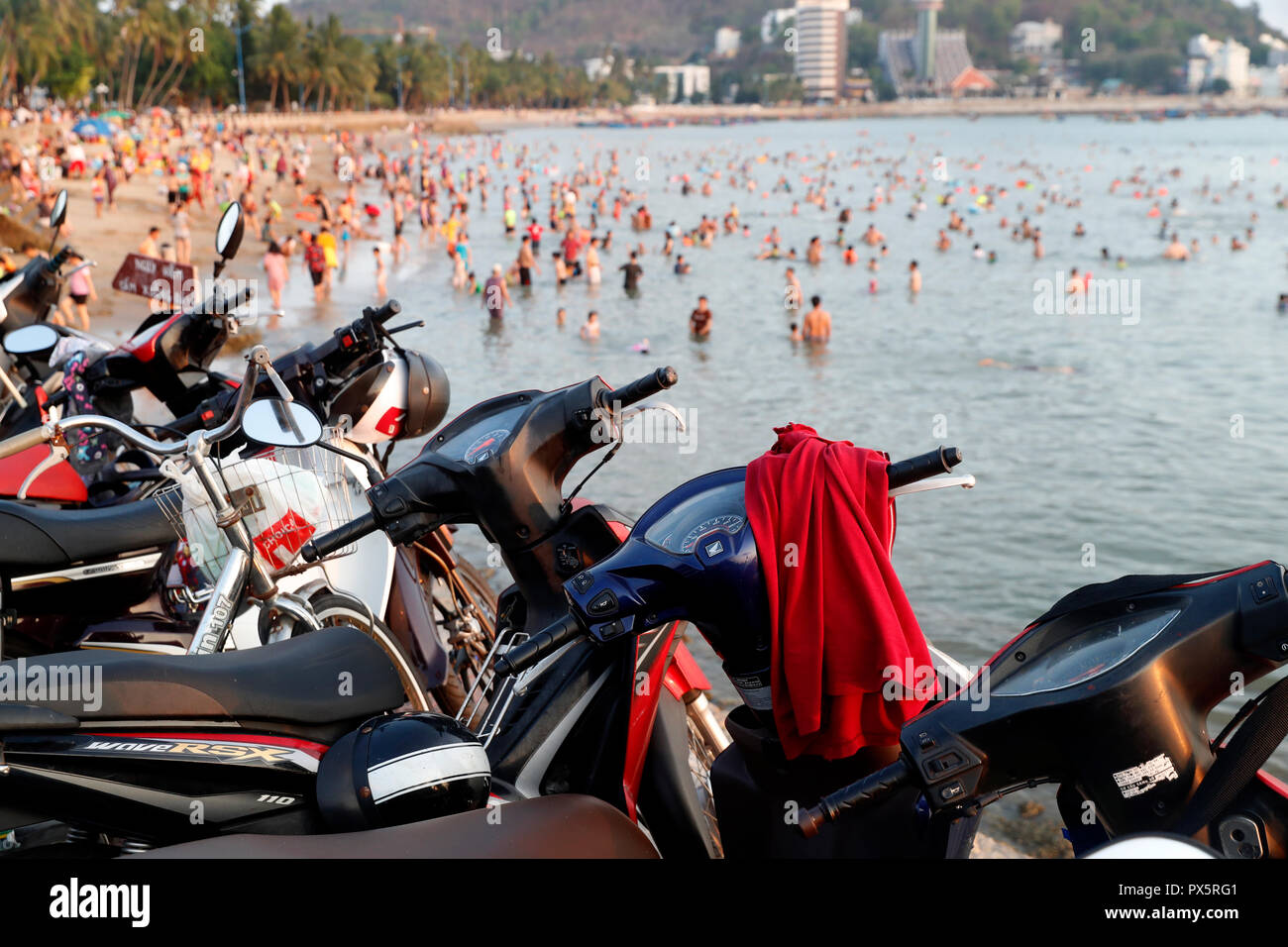 Domenica presso la spiaggia. Famiglia vietnamita swiming nel mare della cina del sud. Appendere Dua Bay. Vung Tau. Il Vietnam. Foto Stock