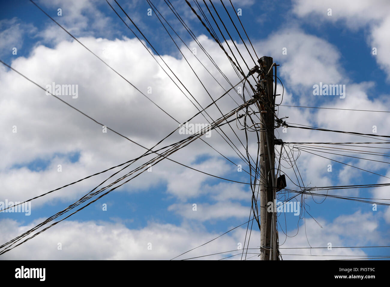 Basso angolo vista del pilone di elettricità contro il cielo nuvoloso. Dalat. Il Vietnam. Foto Stock