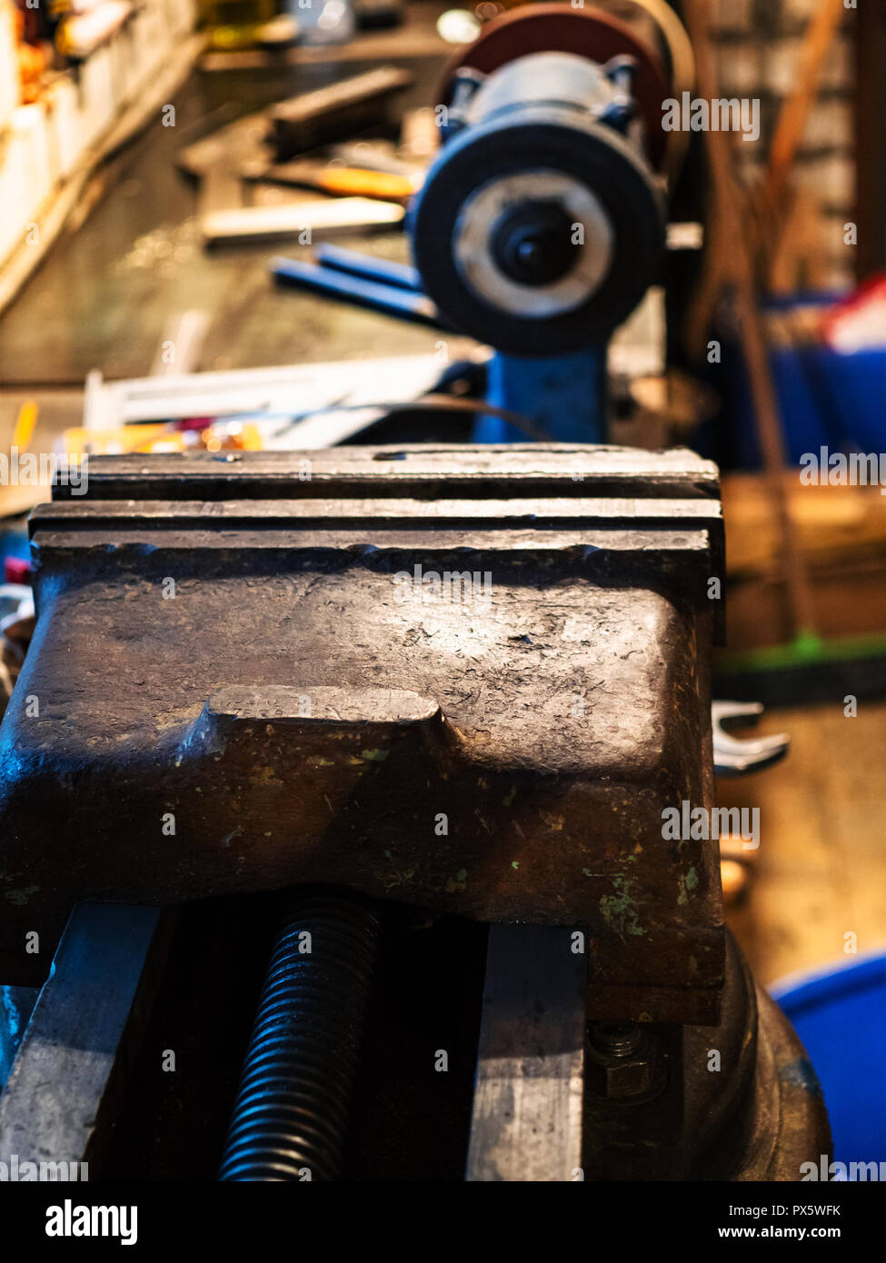 Lavorazione dei metalli morsa stretta sul tavolo in officina di casa Foto Stock