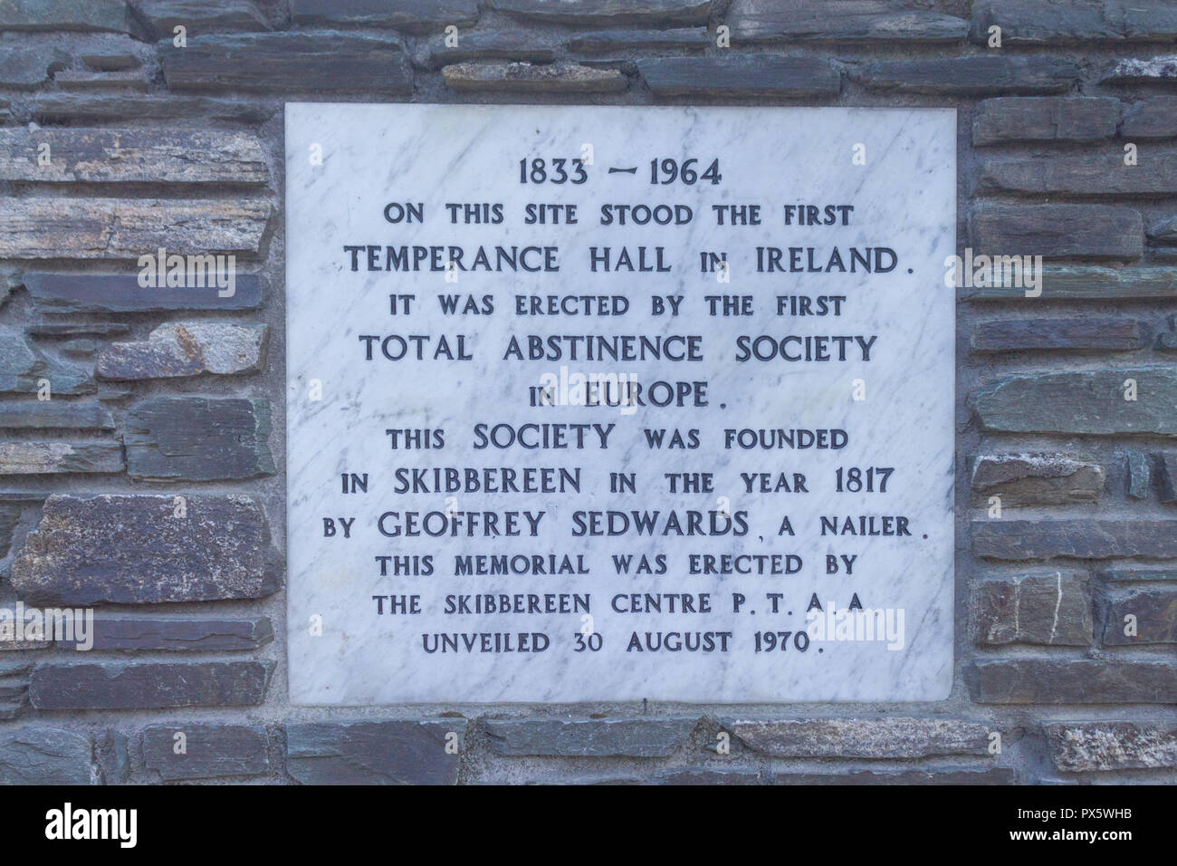 La placca di temperanza sito hall a Skibbereen West Cork in Irlanda Foto Stock