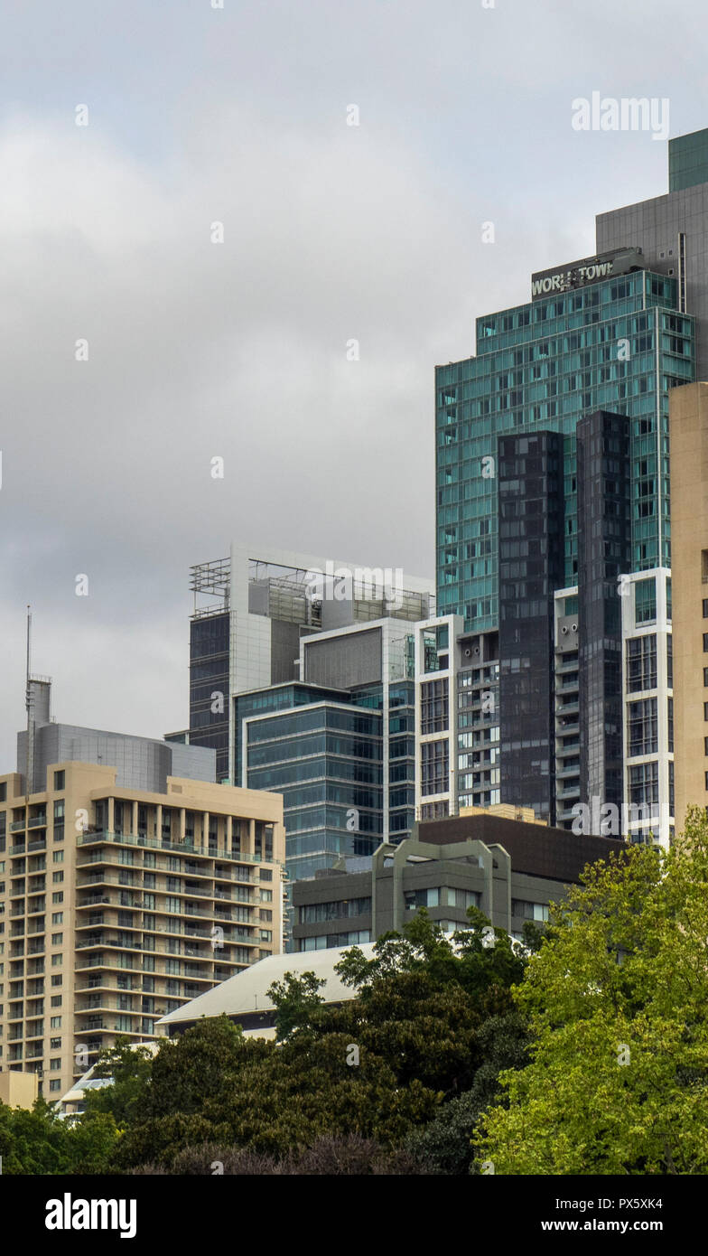 Facciate di edifici per uffici e torri residenziali a Sydney NSW Australia. Foto Stock