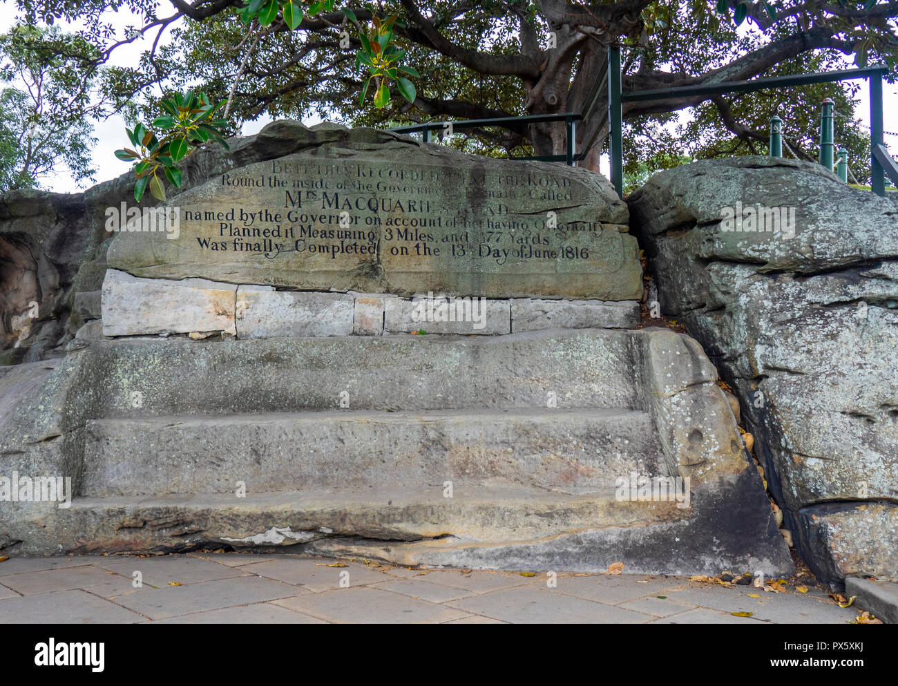 Iscrizione di Mrs Macquaries Chair e scolpita in pietra arenaria dai detenuti nel Royal Botanical Garden Sydney NSW Australia. Foto Stock