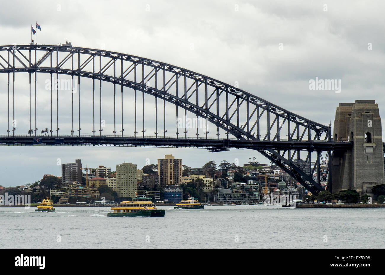Ferries sotto il Ponte del Porto di Sydney sul Porto di Sydney Sydney NSW Australia. Foto Stock