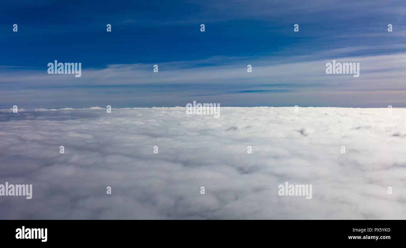 Cloudscape sfondo. Vista aerea dal di sopra, al di fuori di un aeroplano finestra. Foto Stock