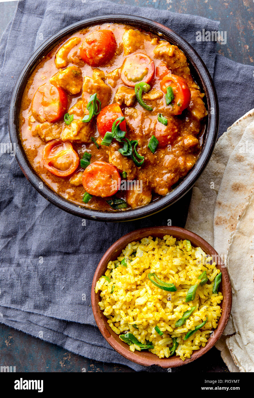 Cibo indiano. ROGAN JOSH salsa al curry. La carne di maiale rogan josh con riso e pane naan Foto Stock