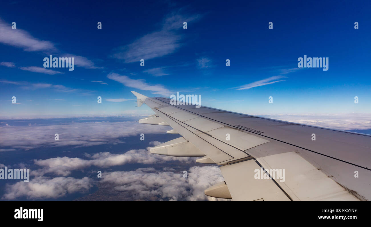 Il cielo blu con nuvole. Vista aerea dal di sopra, al di fuori di un aeroplano finestra. Foto Stock