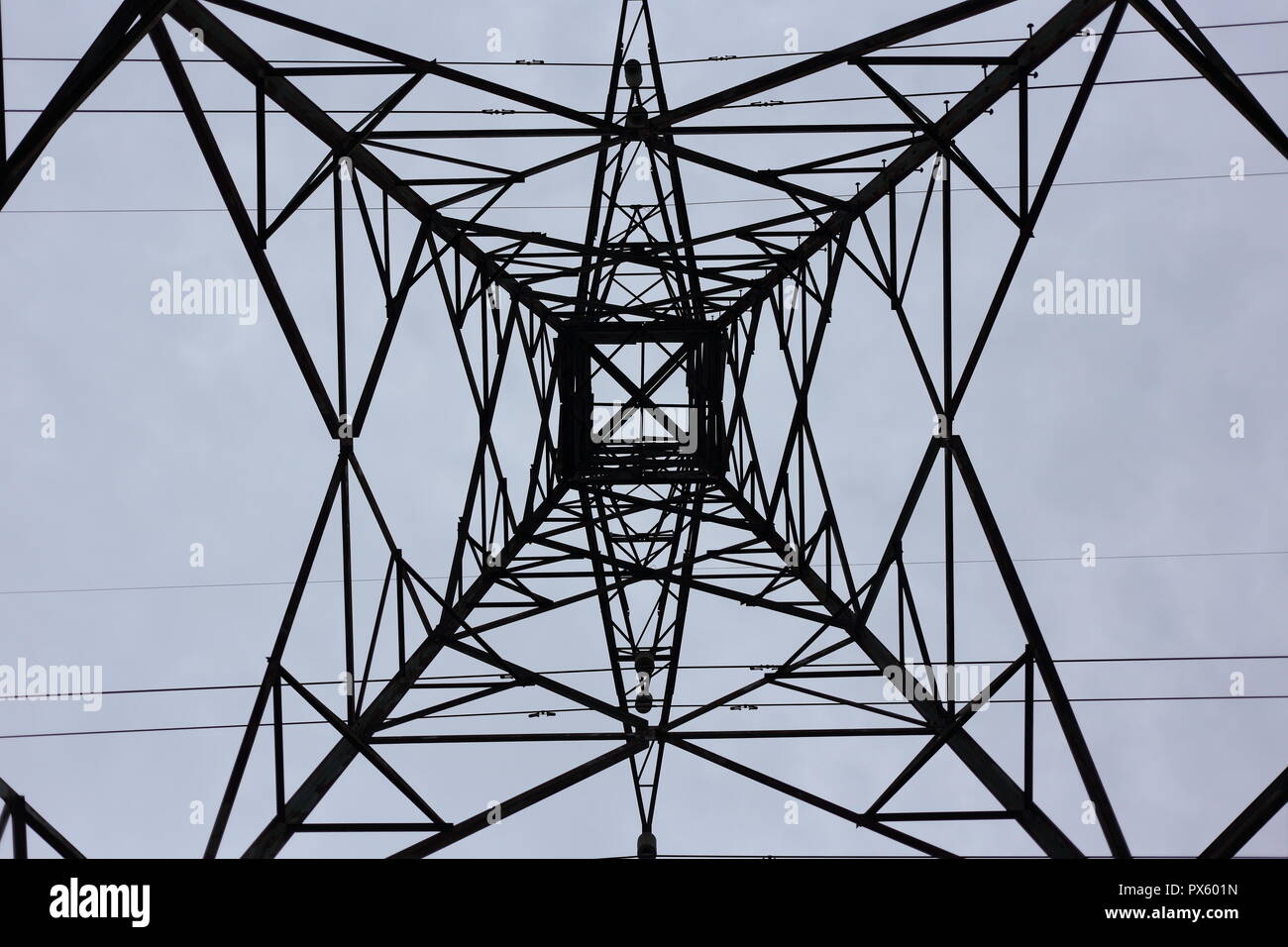 Torre di trasmissione dal di sotto Foto Stock
