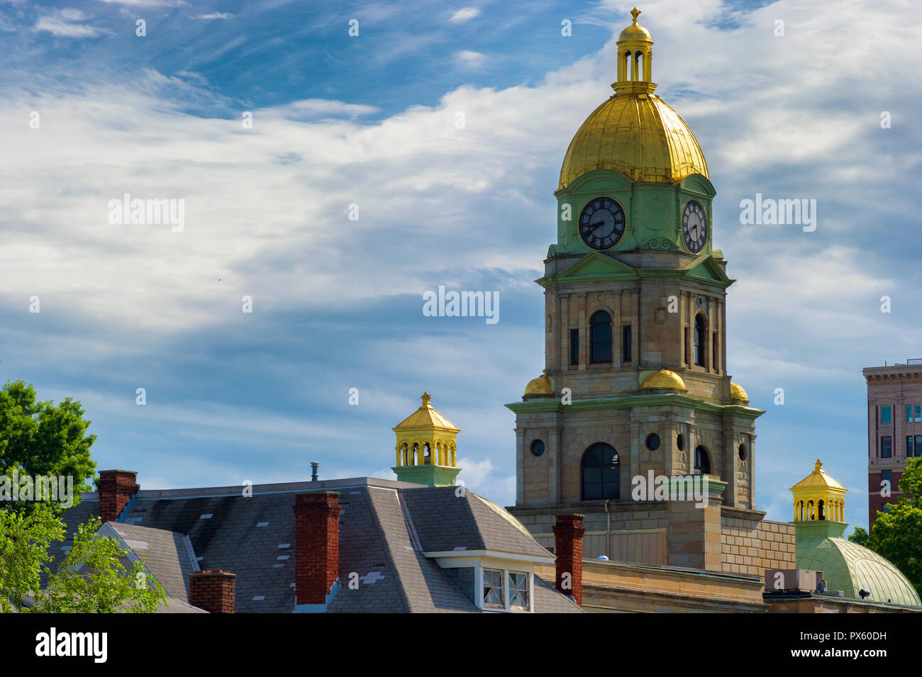 Orologio e cupola dorata di Huntington West Virginia, Cabell County Court House sorge sopra i tetti di altri edifici contro un cielo nuvoloso. Foto Stock