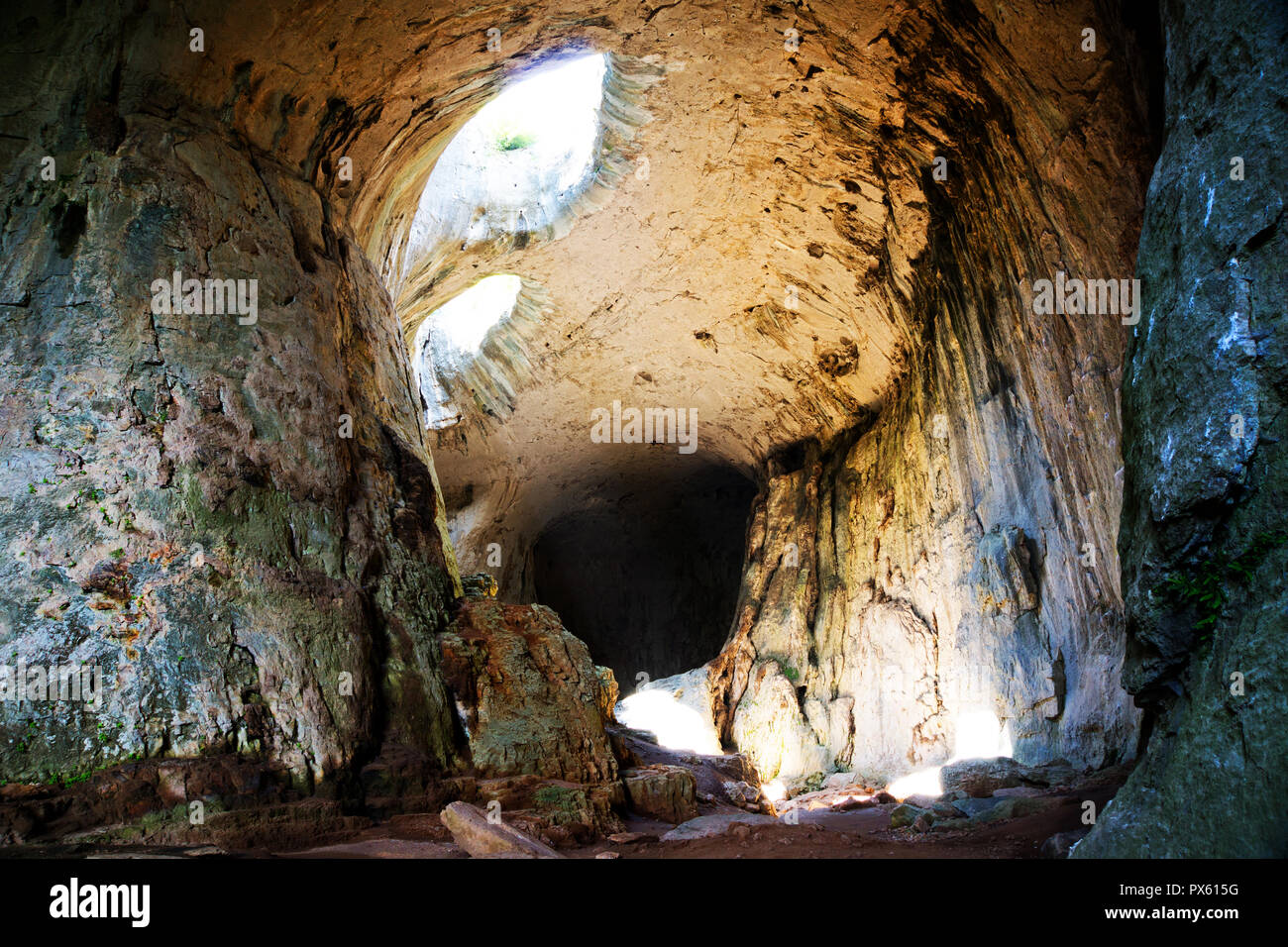 Prohodna grotta situata nel nord della Bulgaria Foto Stock