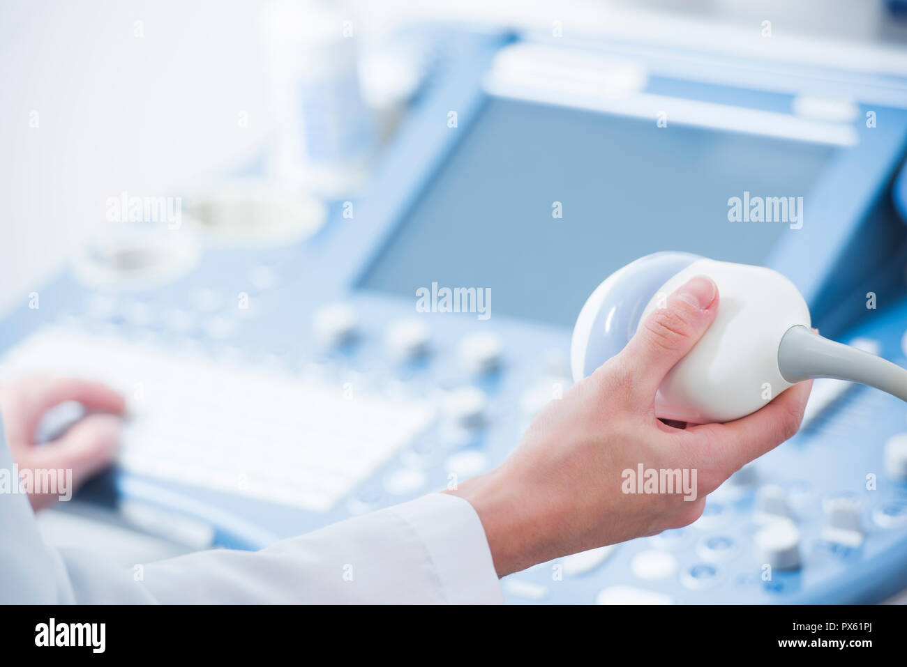 Giovane donna dottore le mani vicino la preparazione di un dispositivo a ultrasuoni scansione. Foto Stock