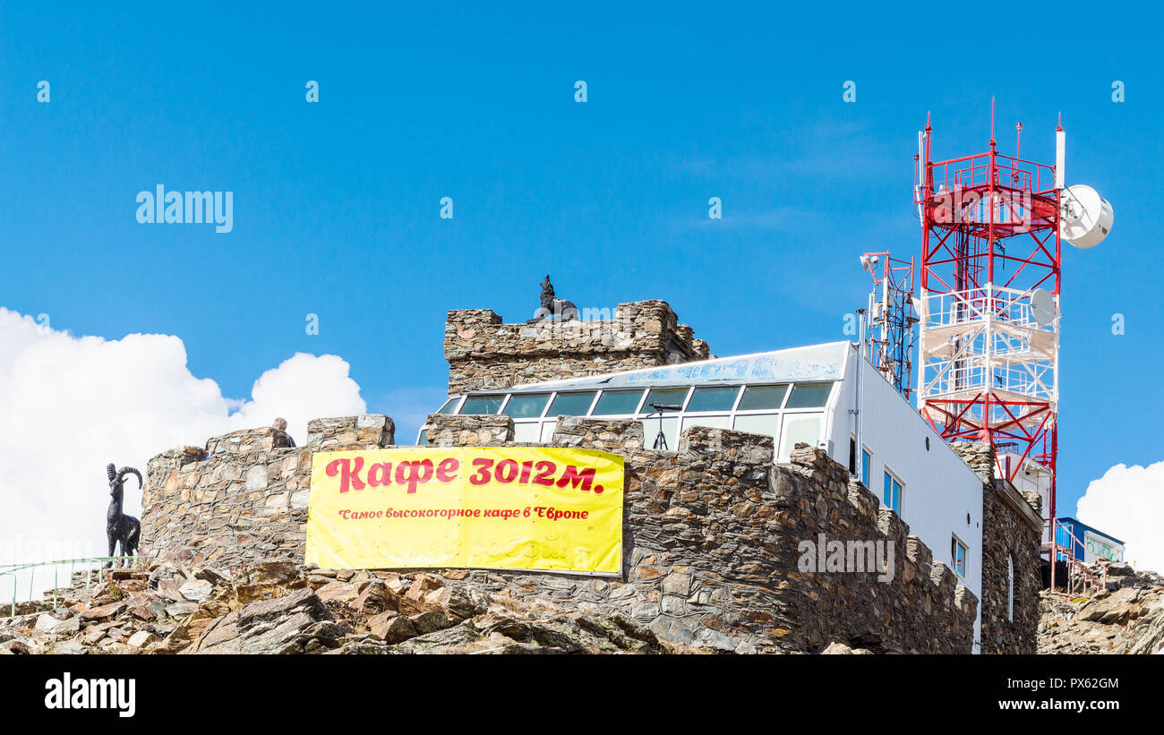 DOMBAY, Russia - 22 settembre 2018: il più alto in Europa highland cafe Eagles Nest sulla parte superiore della stazione di sci in Dombay resort in Teberda Riserva Naturale i Foto Stock