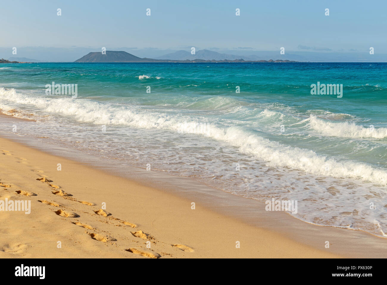 Vista di  Lanzarote e Isla de Lobos da Corralejo Beach in Fuerteventura Isole Canarie Foto Stock