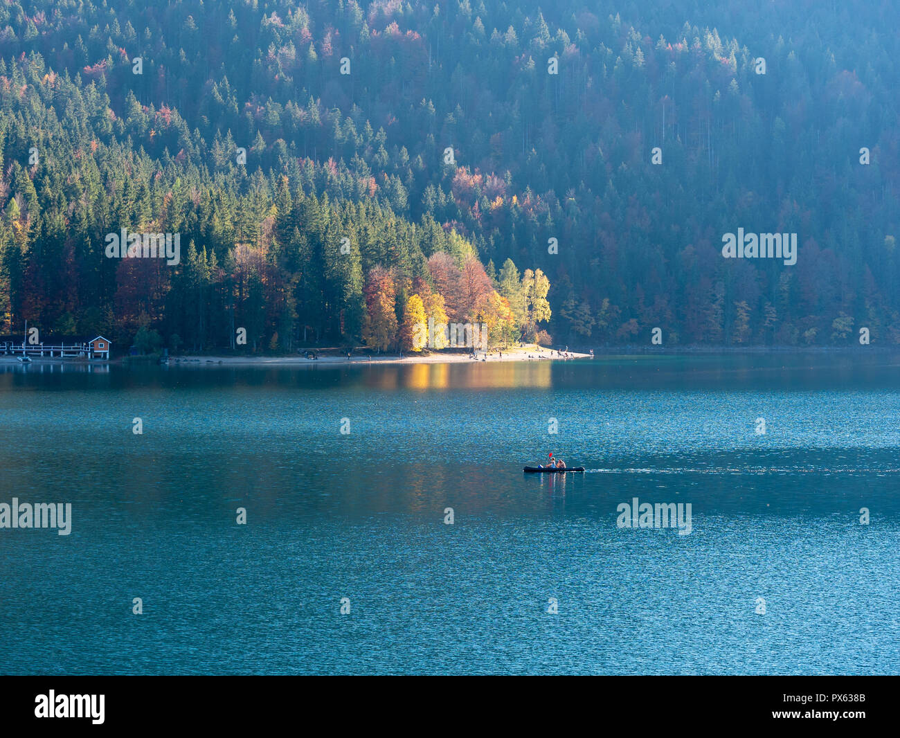 Immagine di kayaker su di una tranquilla montagna lago in autunno Foto Stock