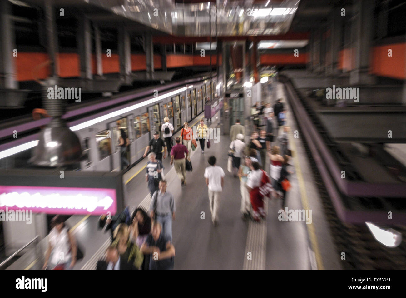 La stazione della metropolitana Schottentor, università Foto Stock