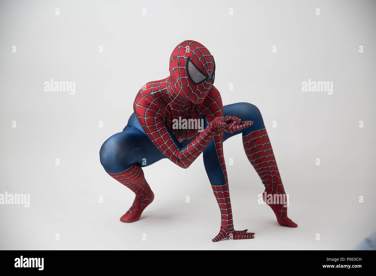 Israele, Tel Aviv Ottobre 14, 2018: l uomo in un costume di Spiderman al di fuori il Tampa Convention Center durante il fumetto con Foto Stock