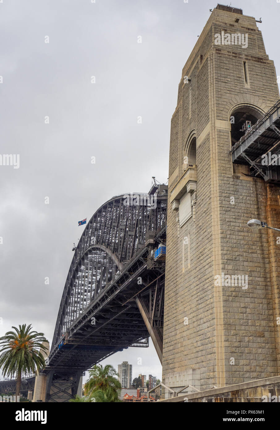 Traliccio in granito di Sydney e il Sydney Harbour Bridge, landmark sospensione ponte di Sydney NSW Australia. Foto Stock