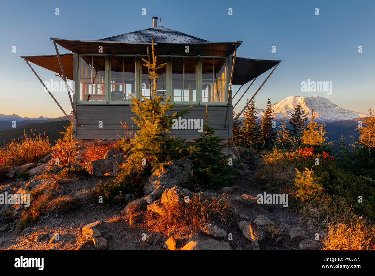 WA14954-00...WASHINGTON - Sunrise a Suntop Lookout Nella Baker-Snoqualmie National Forest con il Monte Rainier in background. Foto Stock