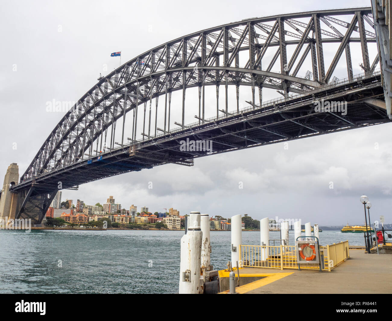 Dipinto di bianco di ormeggio in legno tralicci Ives passi Wharf Dawes punto accanto al Ponte del Porto di Sydney Sydney NSW Australia. Foto Stock