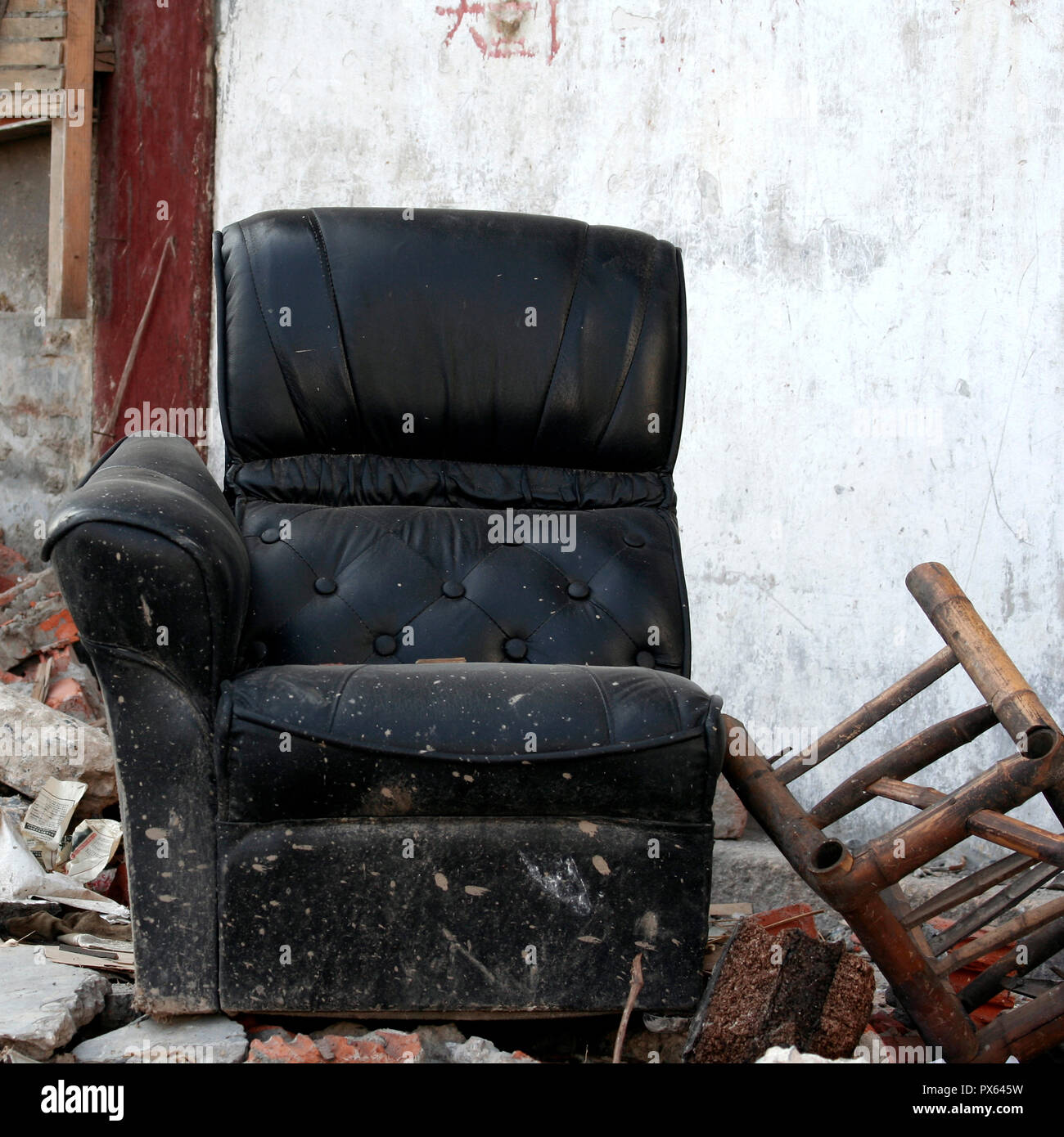 Mobili rovinati dalla sinistra case diroccate in Shanghai Puxi district. Foto Stock