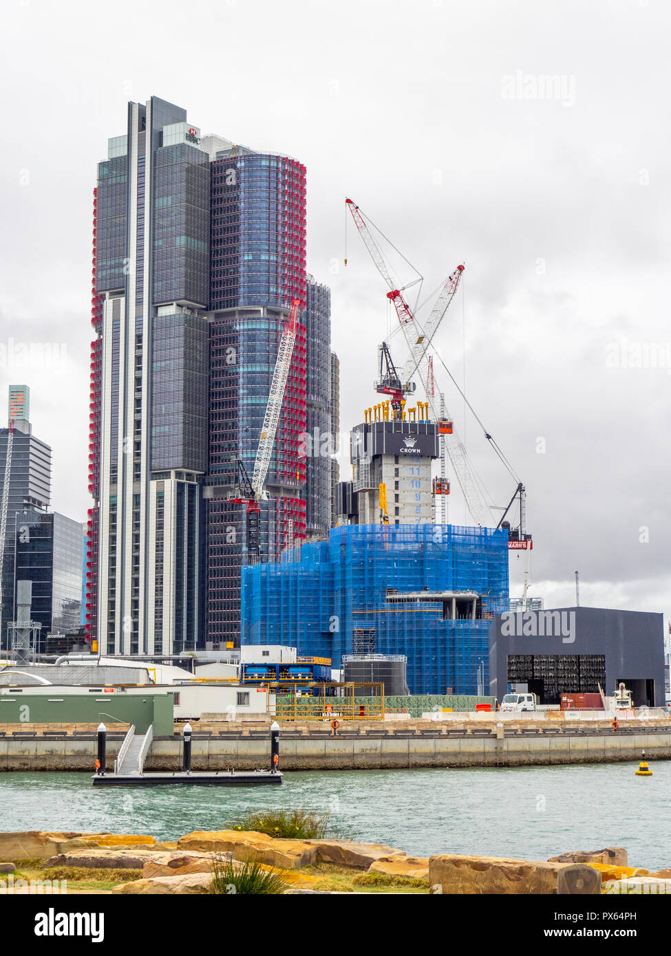 Gru e ponteggi che circonda il calcestruzzo pozzi di ascensore di nuovo il Crown Casino e sviluppo hotel Barangaroo Sydney NSW Australia. Foto Stock