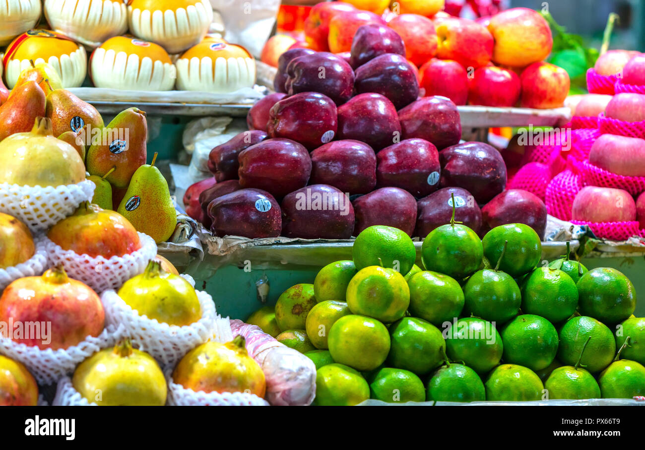 I negozi di frutta nel mercato con tutti i tipi simili: tangerini. melograno, arancio, mela, pera, uva, mango, dragon frutta, litchi ... Foto Stock