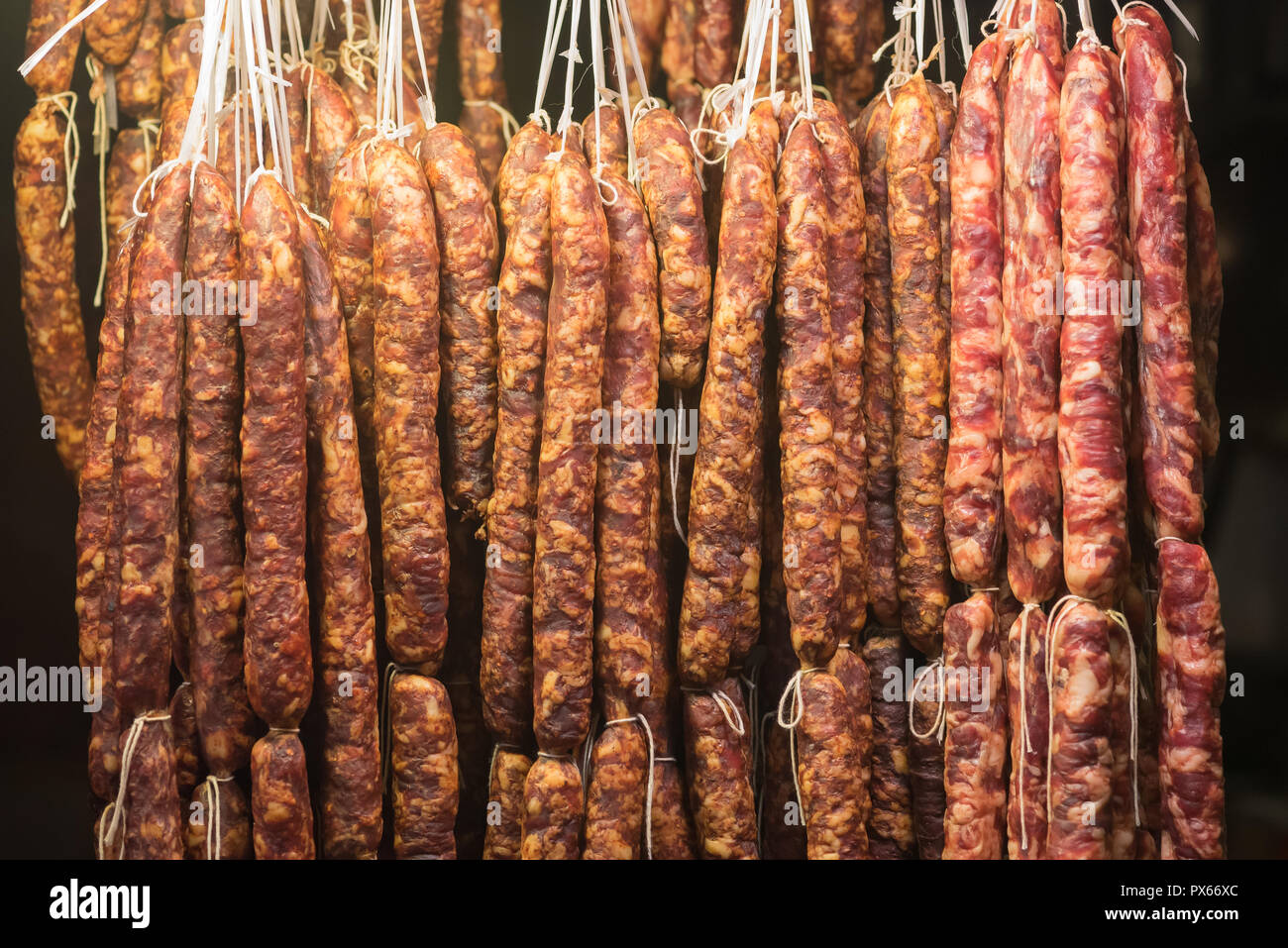 Salsicce appese in un mercato in Cina Foto Stock