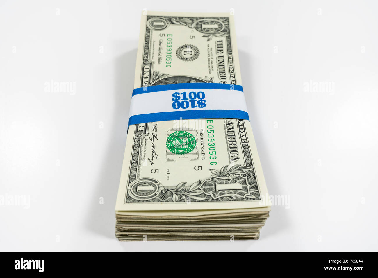 Pila di uno le fatture del dollaro con $100 della carta moneta cinghia. Foto Stock