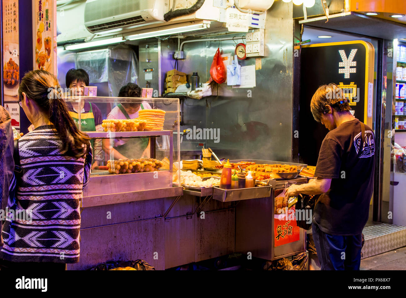 Negozio di alimentari booth Nelson Street Market, Mongkok, Kowloon, Hong Kong, Cina. Foto Stock