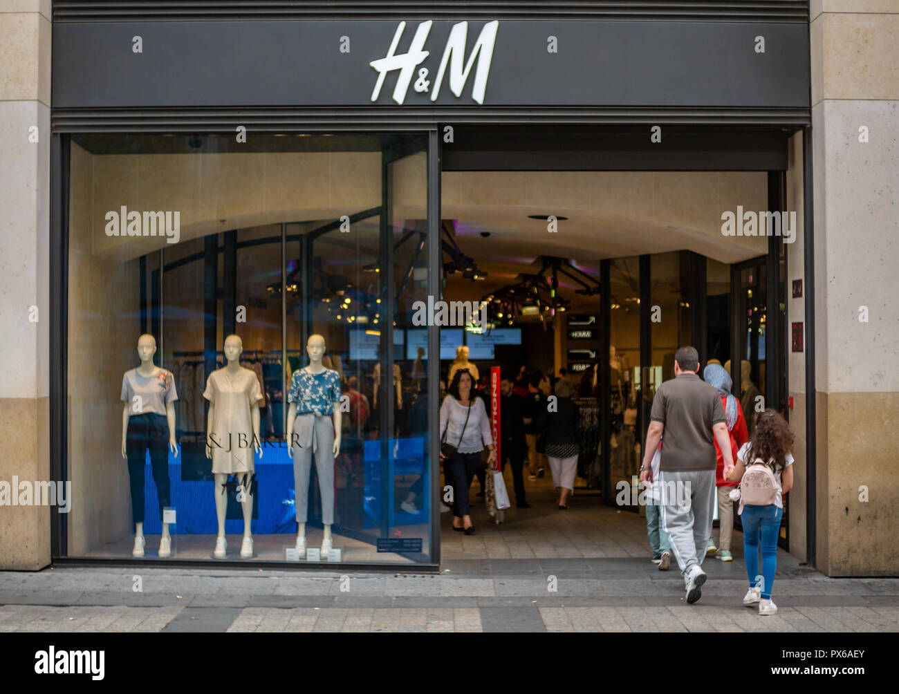 Parigi, Francia - 15 Agosto 2018 : H&M store a Parigi. H & M Hennes &  Mauritz AB è una multinazionale svedese retail-società di abbigliamento,  noto per la sua veloce Foto stock - Alamy