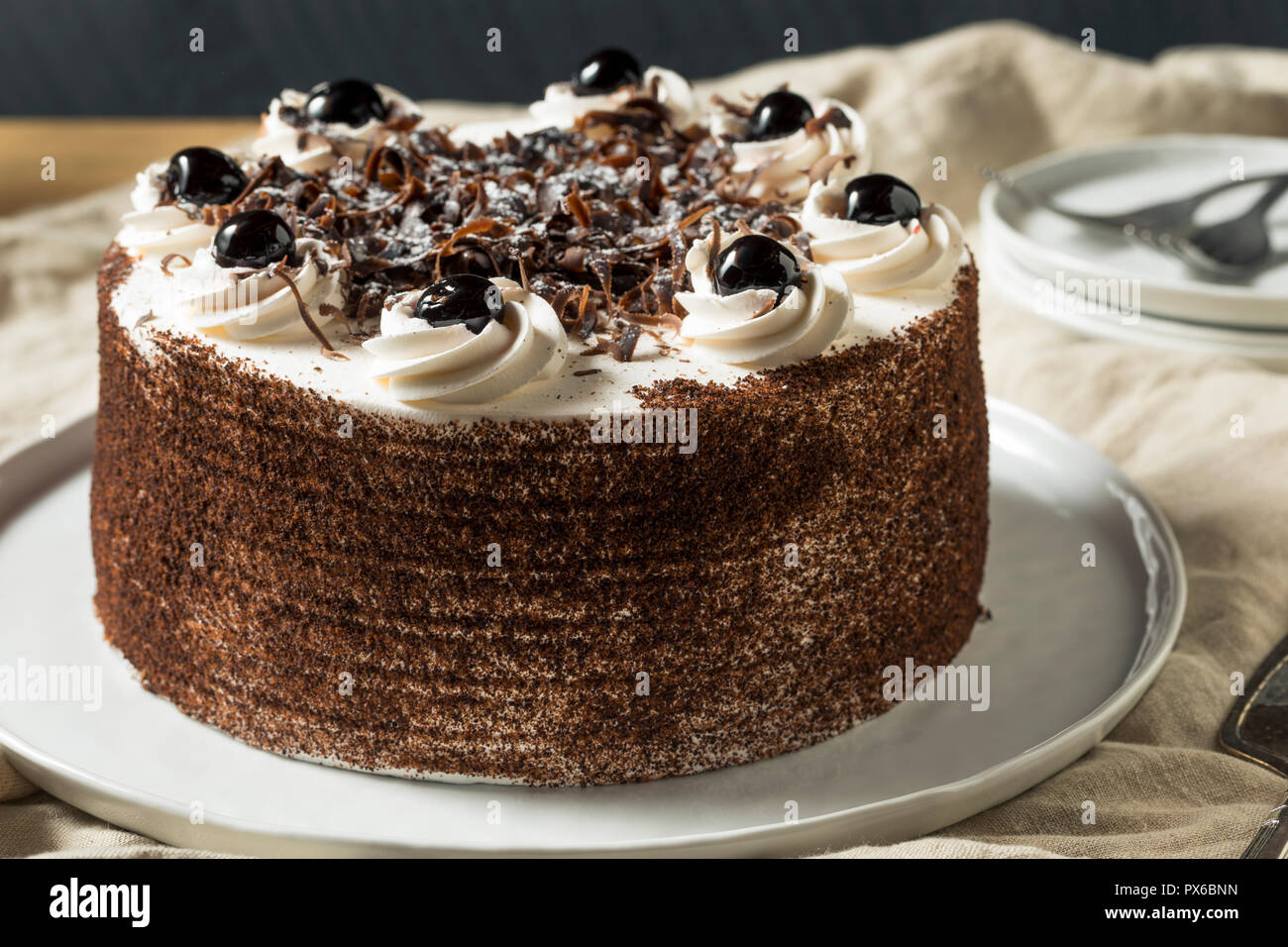 Dolci fatti in casa torta della Foresta nera pronta da mangiare Foto Stock