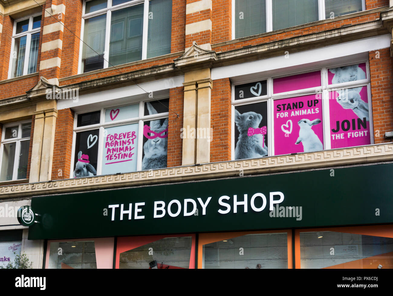 Il ramo del Body Shop in Oxford Street, Londra. Con manifesti contro la sperimentazione animale di prodotti. Foto Stock