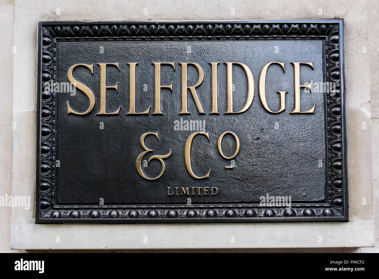 Selfridge & Co Limited nome piastra su shop in Oxford Street, Londra. Foto Stock