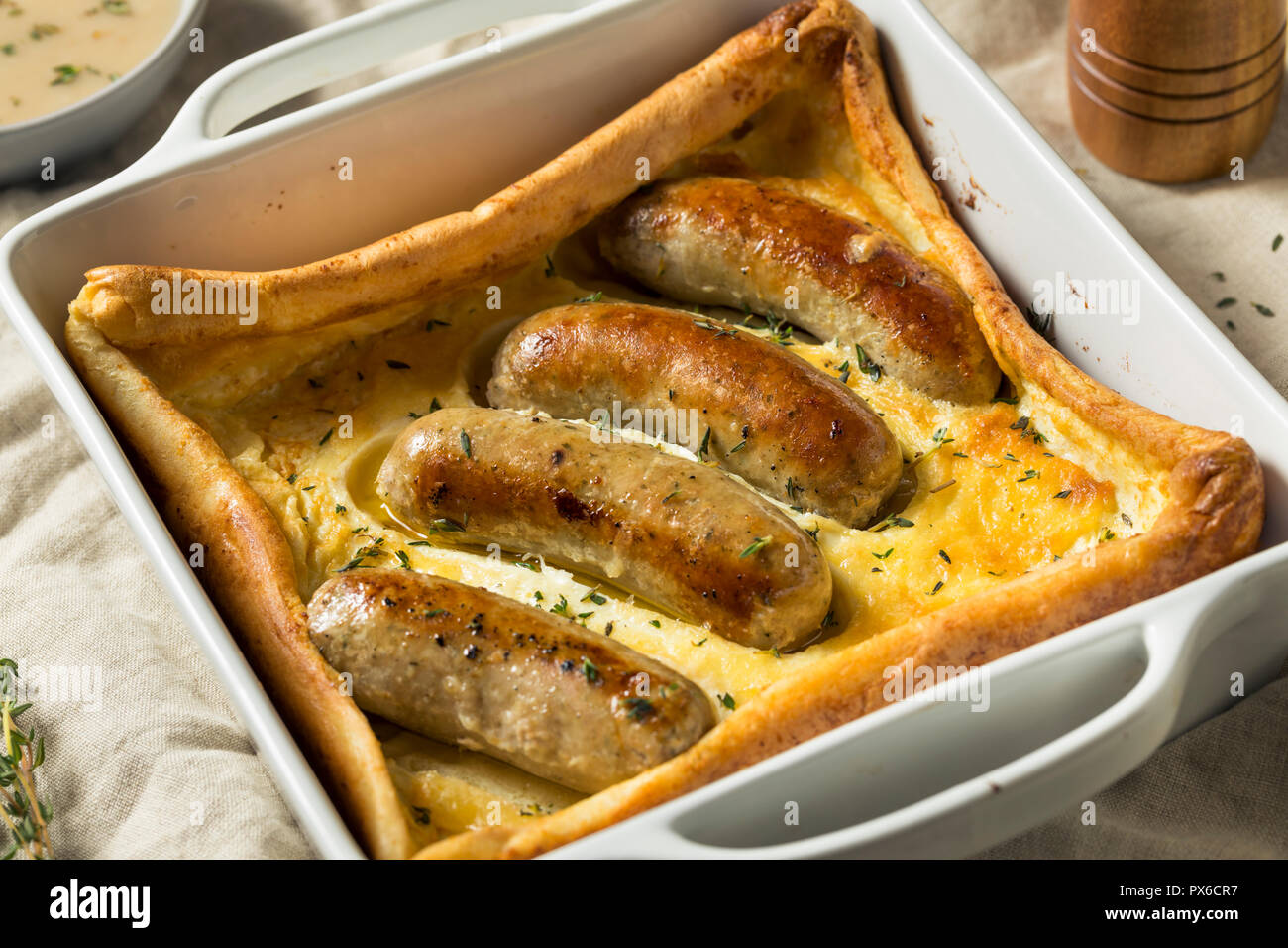 In casa il rospo inglese nel foro pronto a mangiare Foto Stock
