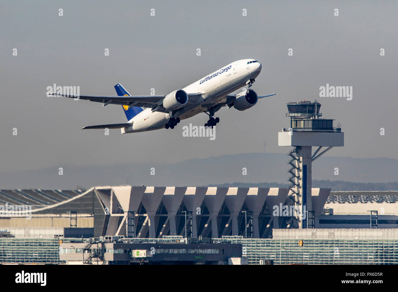 Frankfurt / Main Airport, FRA, Fraport, Lufthansa Cargo Boeing 777, al decollo, il controllo del traffico aereo tower, Foto Stock
