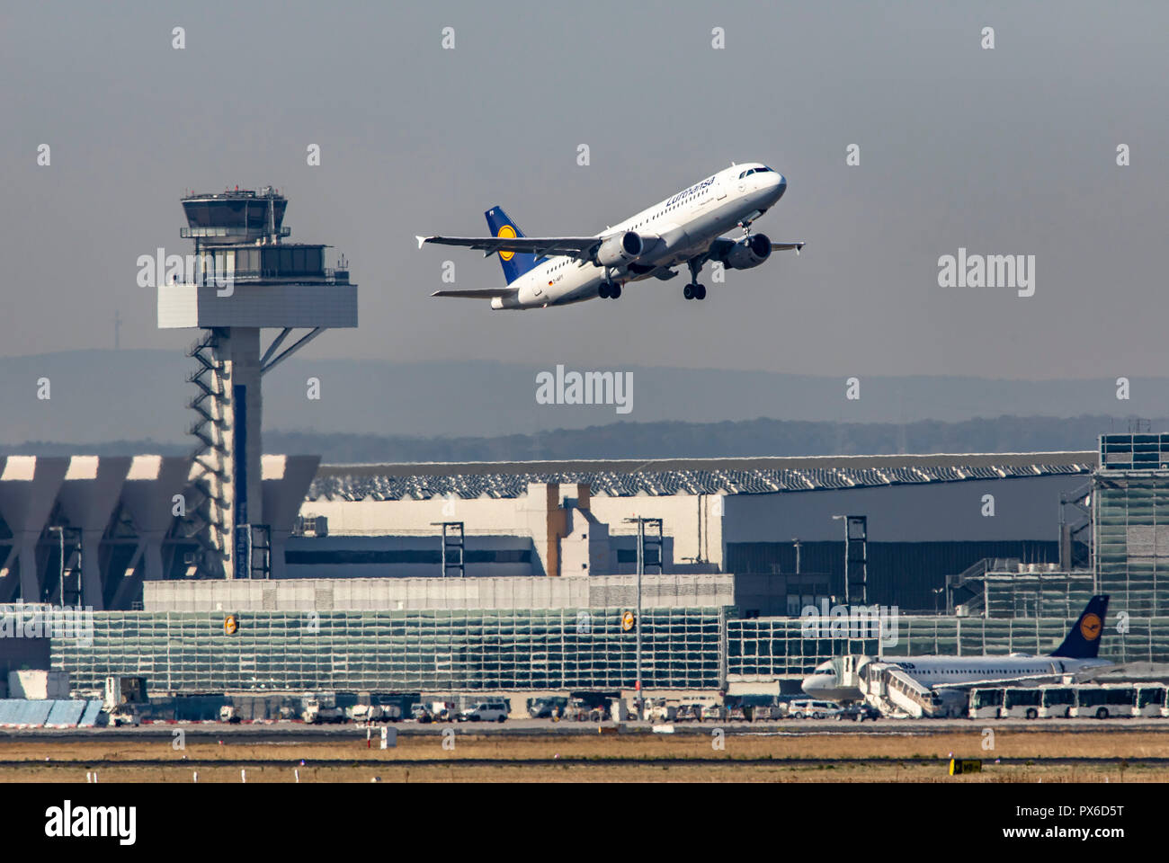 Frankfurt / Main Airport, FRA, Fraport, Lufthansa Airbus A320, al decollo, il controllo del traffico aereo Tower, Foto Stock