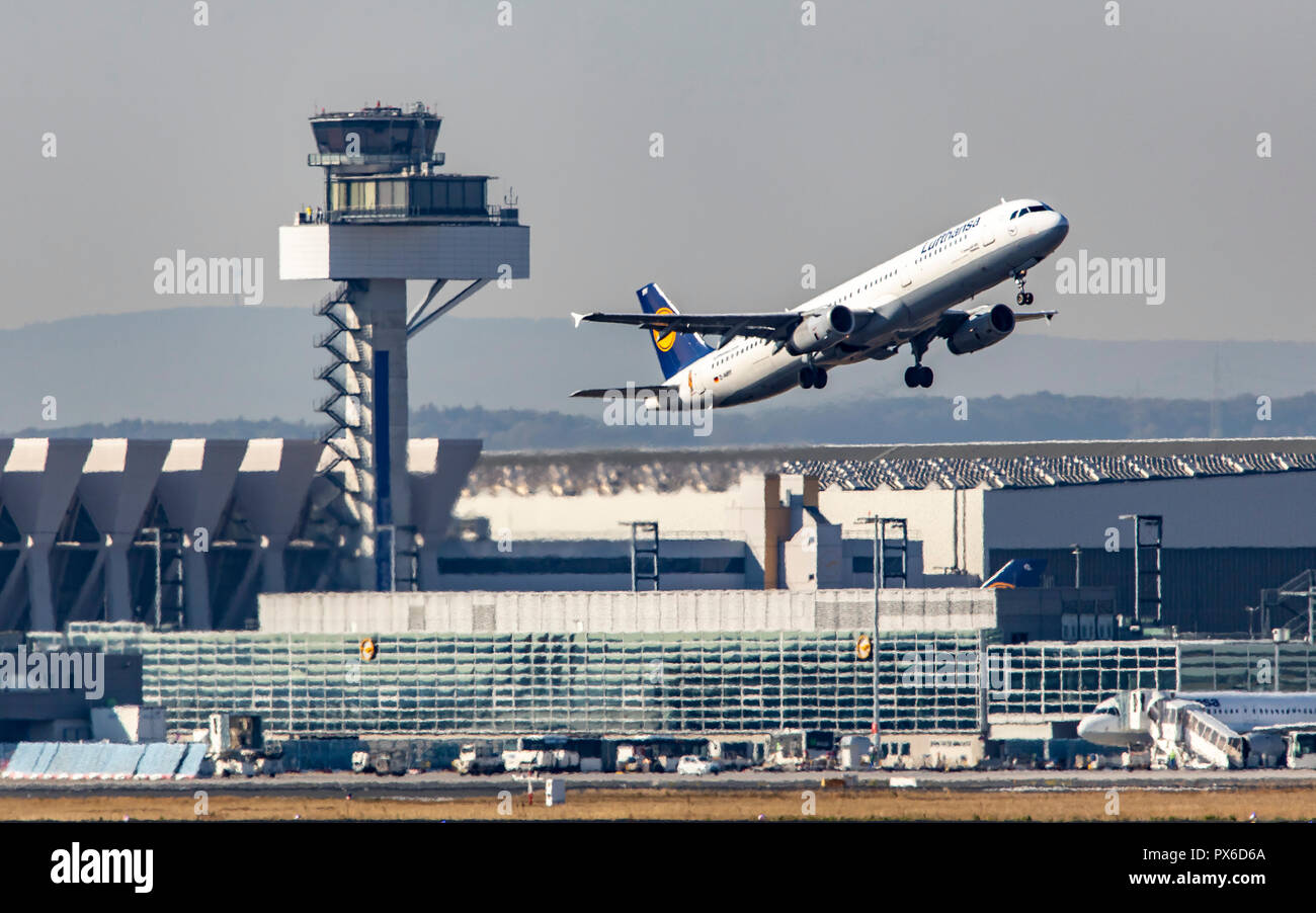 Frankfurt / Main Airport, FRA, Fraport, Lufthansa Airbus a take-off, il controllo del traffico aereo Tower, Foto Stock