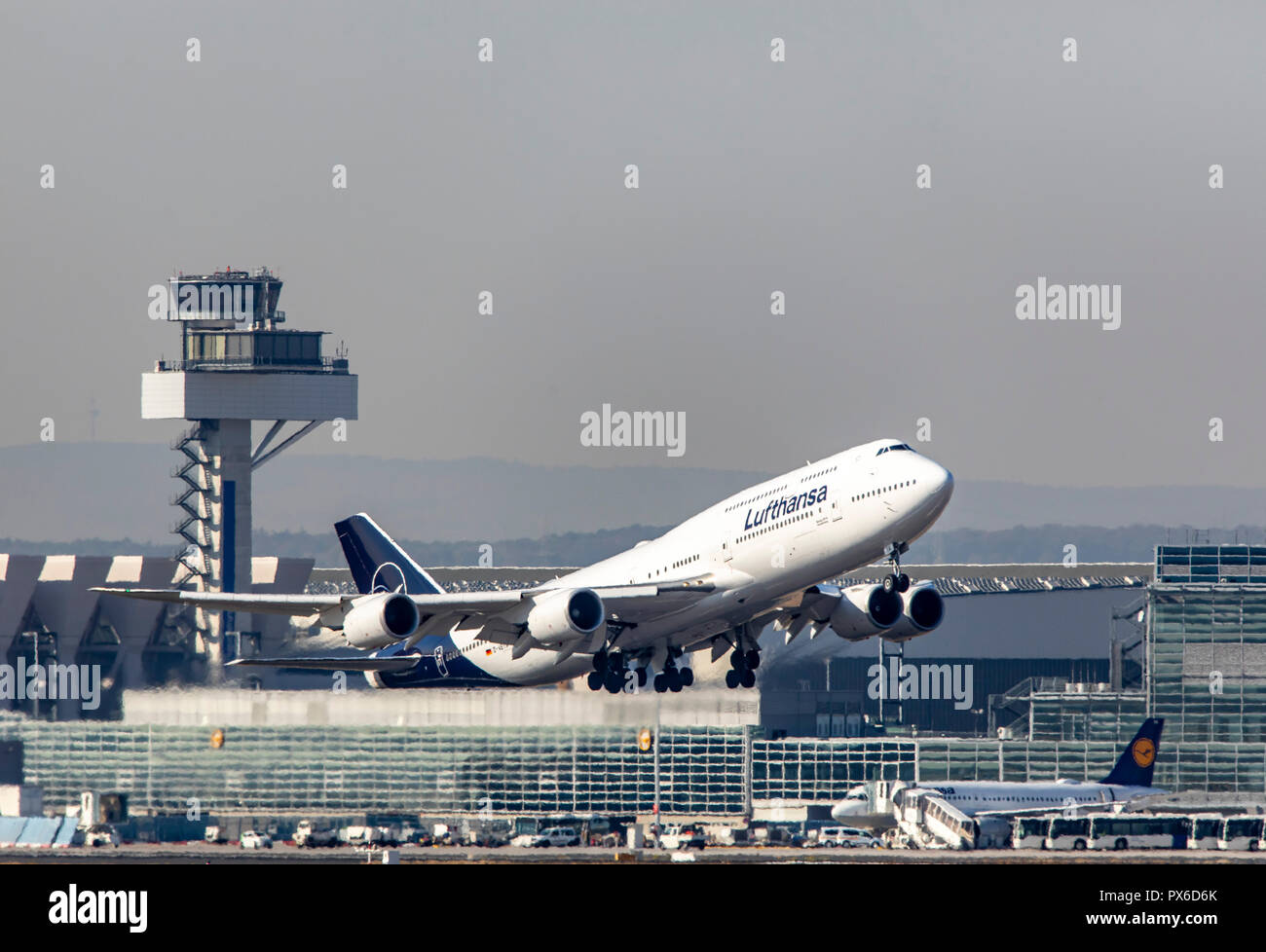 Frankfurt / Main Airport, FRA, Fraport, del controllo del traffico aereo Tower, Lufthansa Boeing 747 al decollo Foto Stock