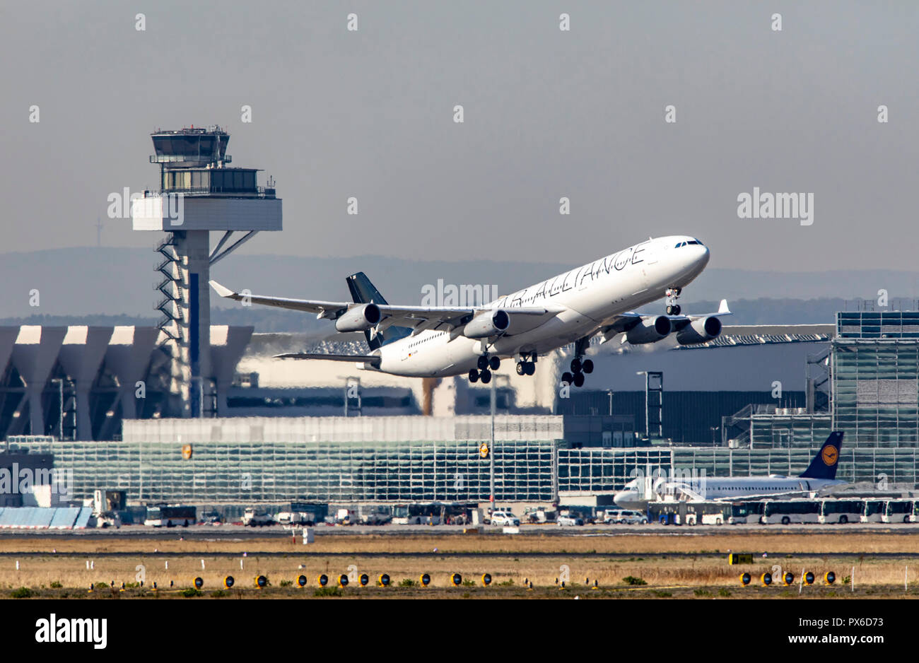 Frankfurt / Main Airport, FRA, Fraport, del controllo del traffico aereo Tower, Lufthansa Airbus A340 al decollo Foto Stock