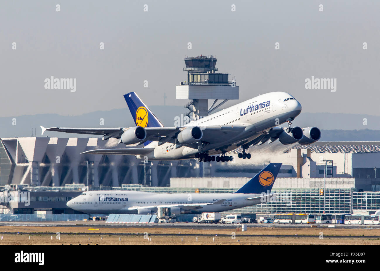 Frankfurt / Main Airport, FRA, Fraport, del controllo del traffico aereo Tower, Lufthansa Boeing 747 sul modo di taxi, Lufthansa Airbus A380 al decollo Foto Stock