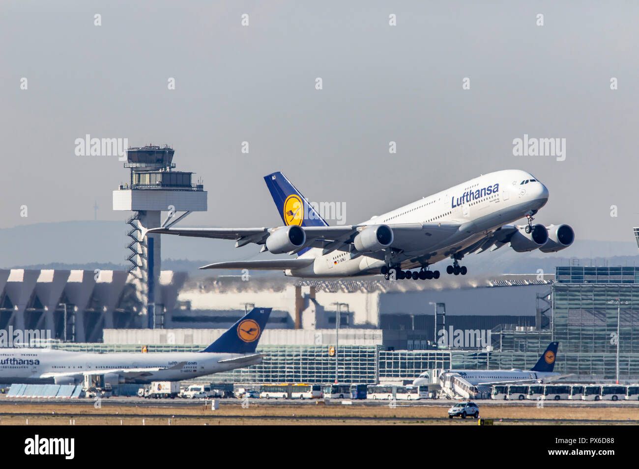 Frankfurt / Main Airport, FRA, Fraport, del controllo del traffico aereo Tower, Lufthansa Boeing 747 sul modo di taxi, Lufthansa Airbus A380 al decollo Foto Stock