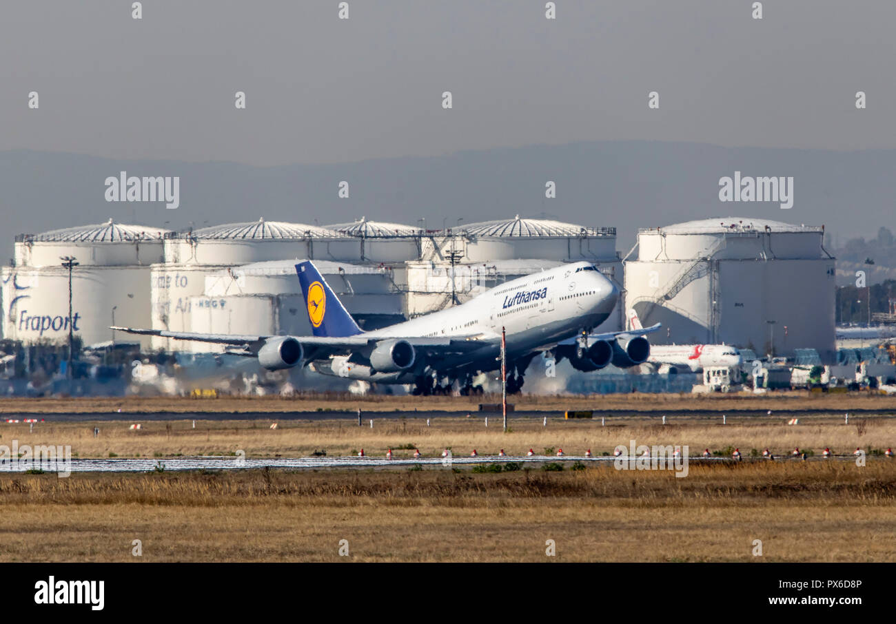 Frankfurt / Main Airport, FRA, Fraport, del controllo del traffico aereo Tower, Lufthansa Boeing 747 al decollo Foto Stock