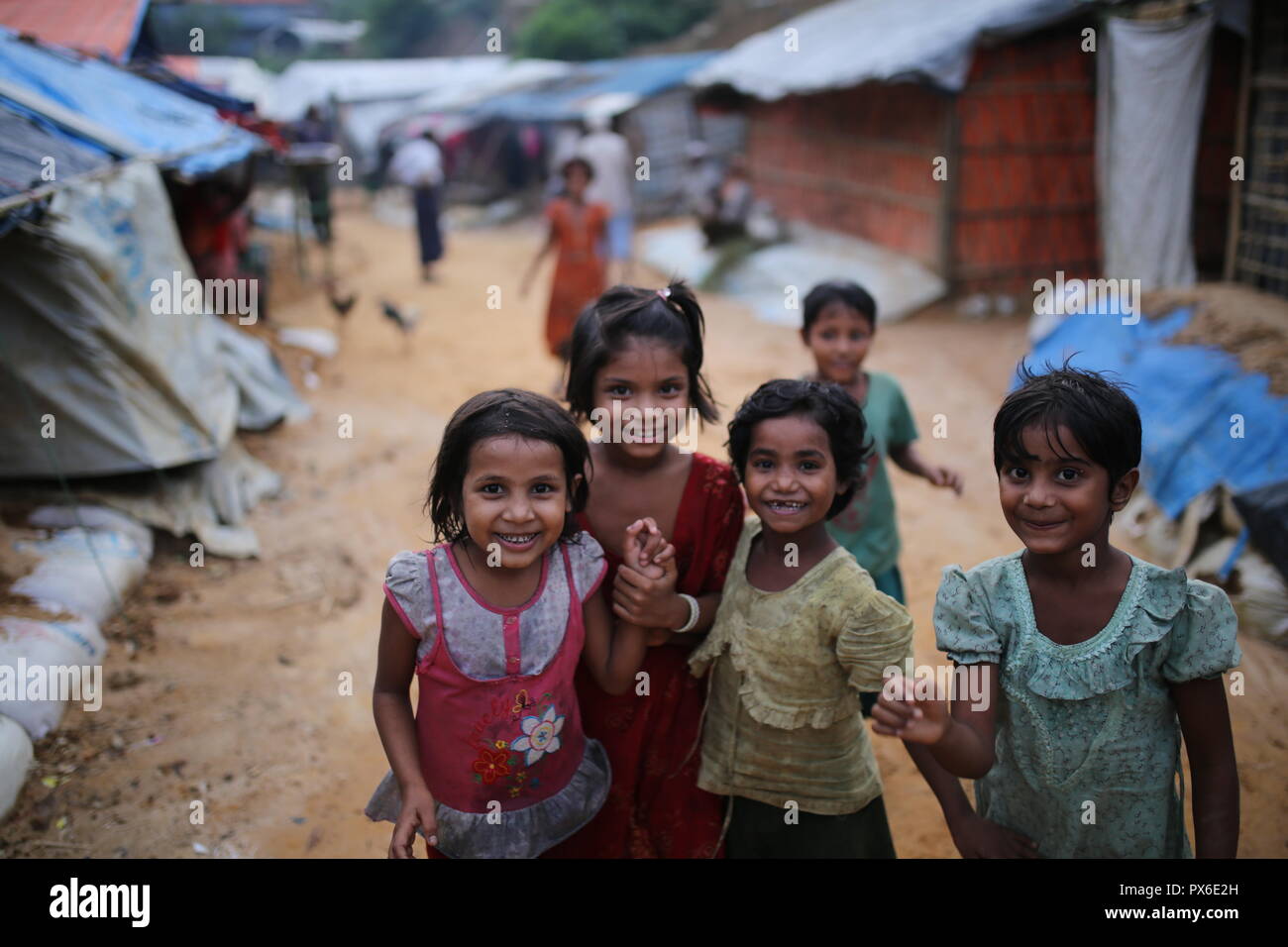 Cox's Bazar, Bangladesh: Rohingya bambini rifugiati visto in un campo di rifugiati in Ukhia, Cox's Bazar, Bangladesh il 13 ottobre 2018. Più di un milione di Rohingya persone vivono in bambù e telone e rifugi in foglio. Più di mezzo milione di rifugiati Rohingyas dal Myanmar è stato di Rakhine, sono fuggiti in Bangladesh dal mese di agosto 25, 2017 secondo l ONU. © Rehman Asad/Alamy Stock Photo Foto Stock